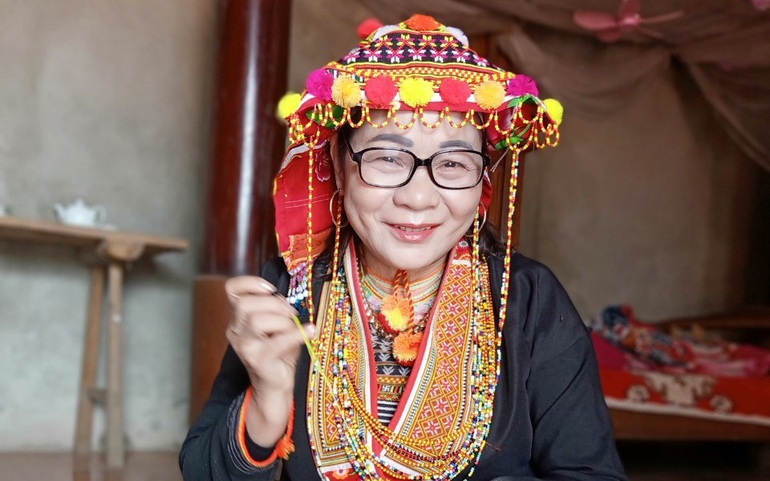 Chị Triệu Thị Xoan, thị trấn Tây Yên Tử, Sơn Động (Bắc Giang), có nhiều tâm huyết "giữ lửa" nghề thêu ren truyền thống
