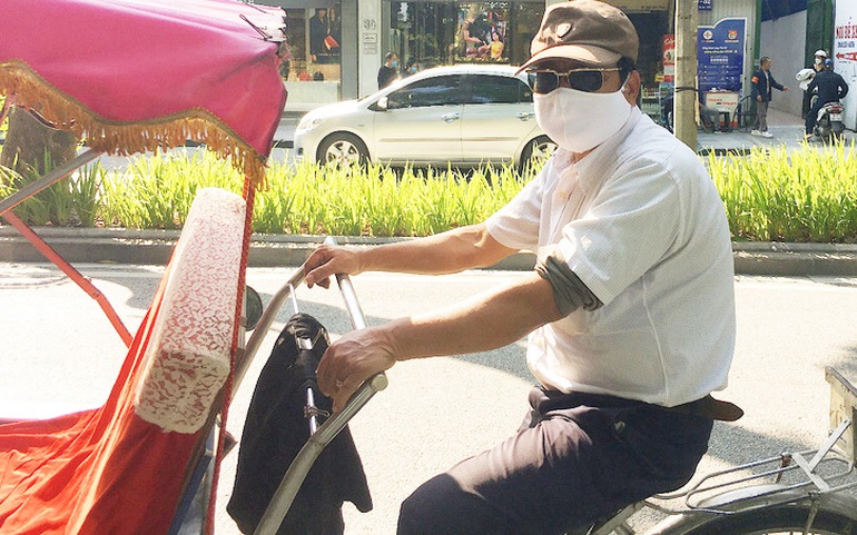 Hằng ngày, ông Nguyễn Văn Tuấn vẫn cùng chiếc xích lô rong ruổi khắp phố phường Hà Nội