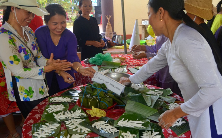 Phụ nữ thôn Thu Bồn Đông làm bánh củ gừng tại Lễ hội Bà Thu Bồn