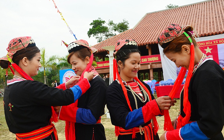 Phụ nữ dân tộc Dao Thanh Y trong trang phục truyền thông