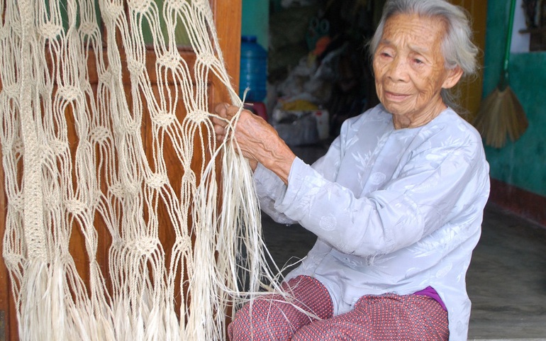 Cụ Nguyễn Thị Muôn đang đan võng