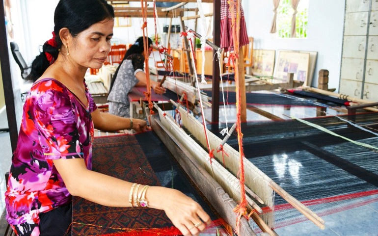 Chị Néang Sa Mol ở ấp Srây Skốt hàng ngày miệt mài bên khung dệt Chị Néang Sa Mol ở ấp Srây Skốt hàng ngày miệt mài bên khung dệt