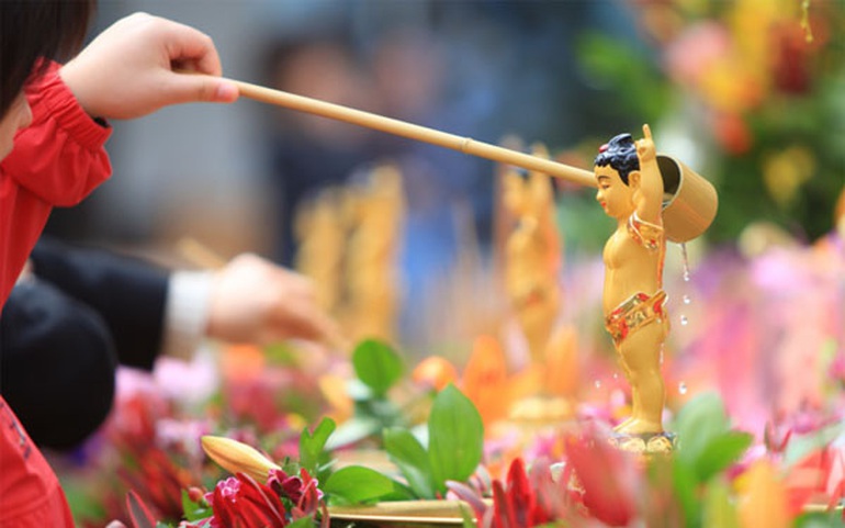 Tắm Phật trong đại lễ Phật đản. Ảnh: ST Tắm Phật trong đại lễ Phật đản. Ảnh: ST
