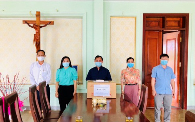 Lãnh đạo huyện Vũ Quang (Hà Tĩnh) tặng khẩu trang tại giáo xứ Vĩnh Hội