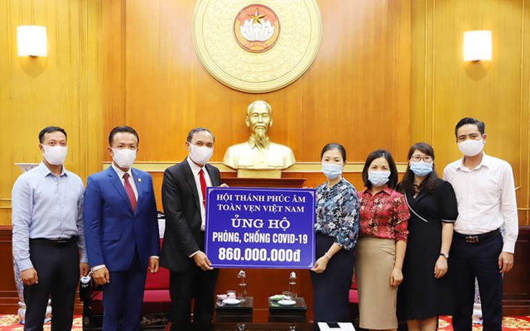 Đại diện Ủy ban Trung ương MTTQ Việt Nam tiếp nhận ủng hộ của Hội thánh Phúc âm Toàn vẹn Việt Nam Đại diện Ủy ban Trung ương MTTQ Việt Nam tiếp nhận ủng hộ của Hội thánh Phúc âm Toàn vẹn Việt Nam