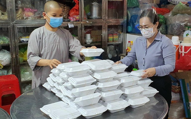 Sư Ni chùa Bồ Đề Lan Nhã (TPHCM) cùng phật tử chuẩn bị những suất cơm mang đến tặng cho các hoàn cảnh khó khăn
