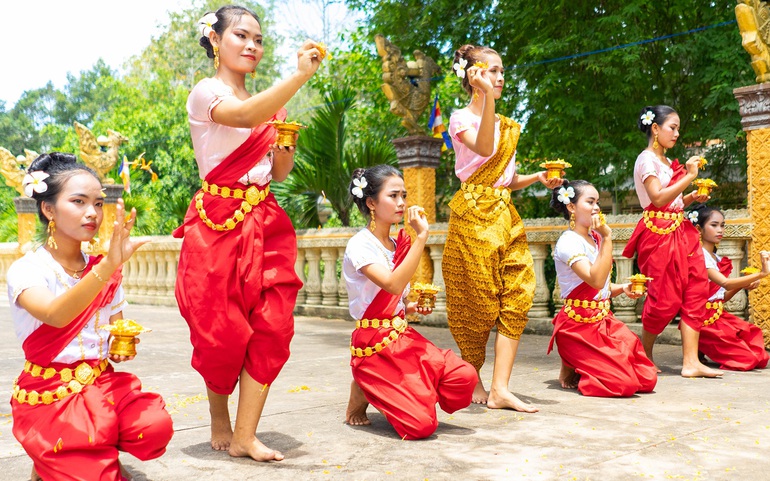 Phụ nữ Khmer biểu diễn điệu múa truyền thống của dân tộc mình