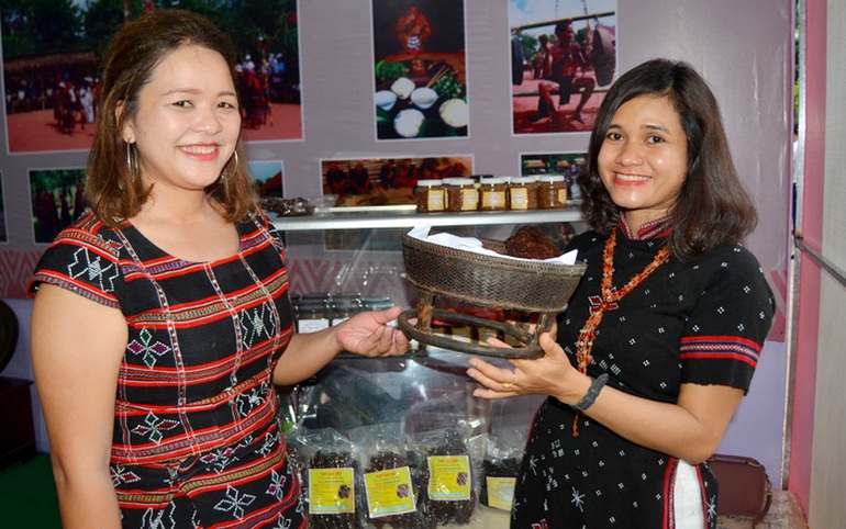 Chị Hồ Thị Họa My (trái) giới thiệu món ăn truyền thống của đồng bào dân tộc Pa Kô