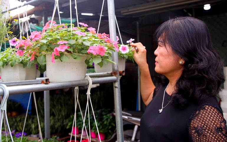 Chị Huỳnh Mỹ Phượng chăm sóc hoa tại cơ sở hoa do mình làm chủ