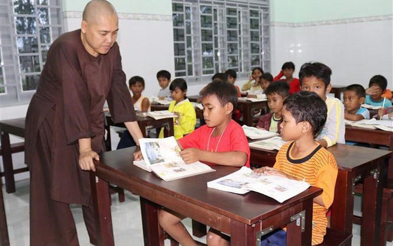 Lớp học nơi cửa Phật giúp nhiều học sinh có thêm kiết thức trong học tập