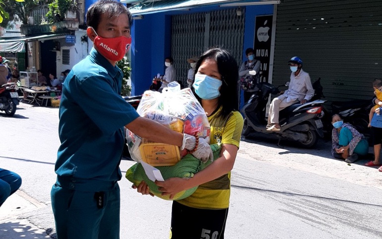 Lực lượng tình nguyện trao quà của chùa Thiên Quang cho hoàn cảnh khó khăn