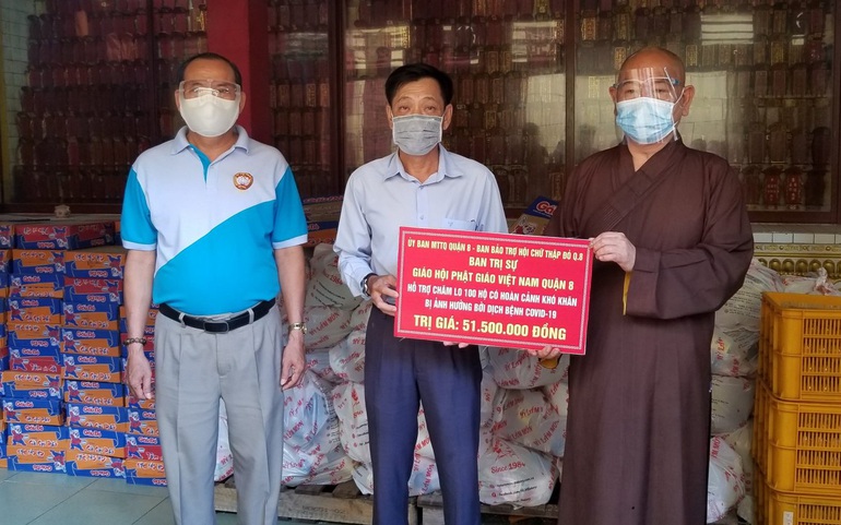 Đại diện Ban Trị sự Giáo hội Phật giáo Việt Nam quận 8 (TPHCM) trào quà để cơ quan chức năng trao tặng cho các gia đình khó khăn