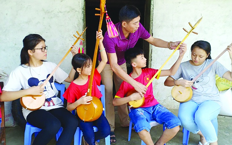 Chủ nhiệm Câu lạc bộ then thôn Bản Hon, xã Bành Trạch, huyện Ba Bể (Bắc Kạn) truyền dạy hát then cho các học viên trẻ