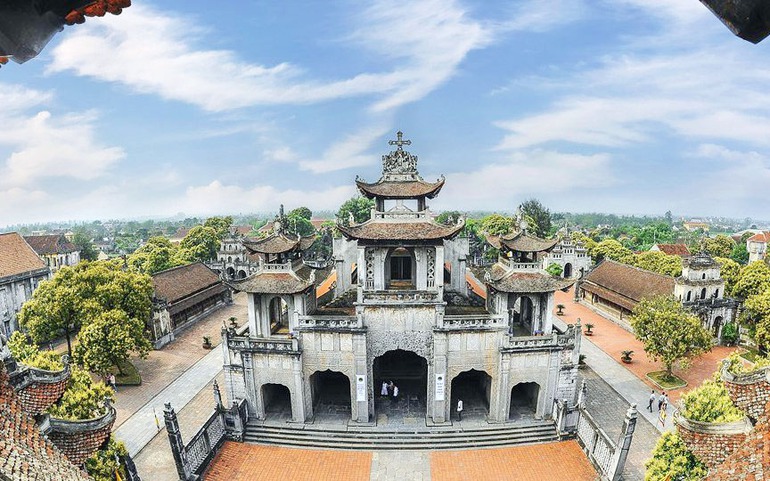 Công trình nhà thờ Công giáo đan xen nhiều hình ảnh, họa tiết của văn hóa truyền thống Việt Nam, trong đó cổng vào là cổng tam quan giống như cổng chùa