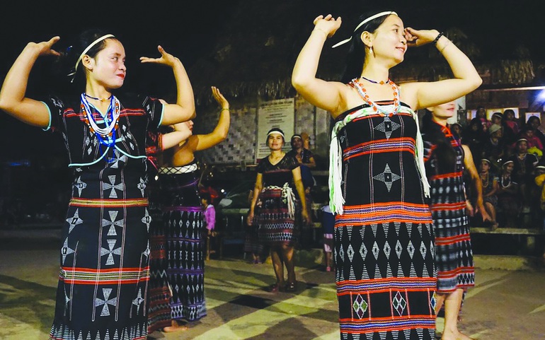 Phụ nữ Cơ Tu biểu diễn điệu múa truyền thống