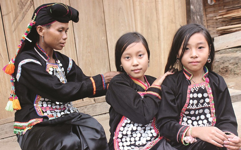 Phụ nữ và trẻ em người dân tộc Si La
