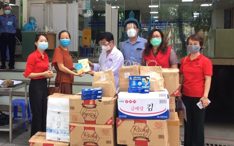 Cán bộ Bệnh viện K Trung ương nhận quà ủng hộ từ chùa Long Hưng