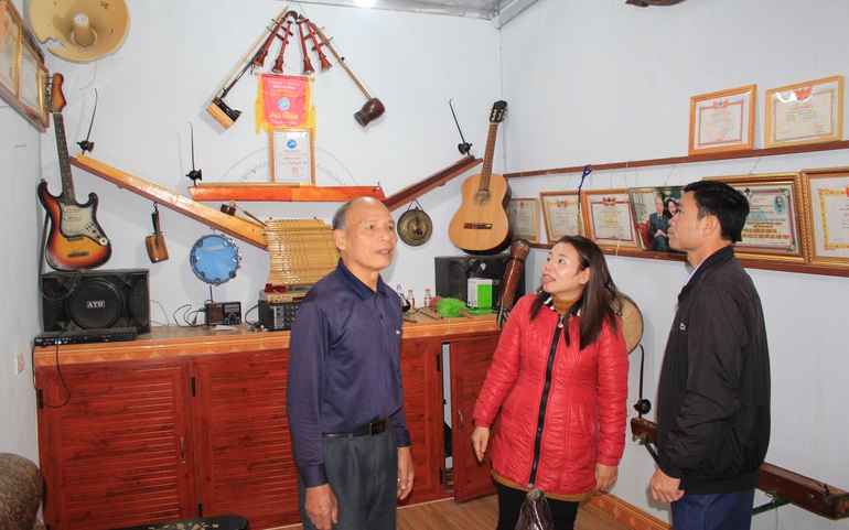 Các nhạc cụ dân tộc được nghệ nhân Trương Sông Hương (bìa trái) lưu giữ.