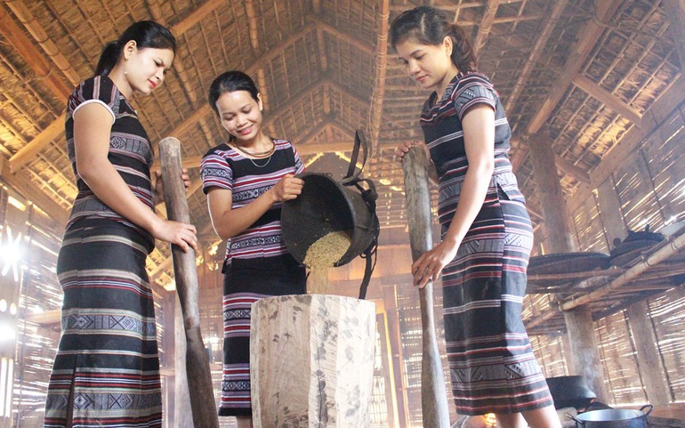 Phụ nữ Hrê ở Làng Teng giã gạo