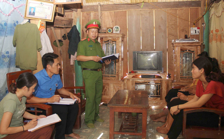 Công an xã Nậm Khao đẩy mạnh tuyên truyền phong trào "Toàn dân bảo vệ an ninh Tổ quốc" cho người dân trong xã. Ảnh: TH