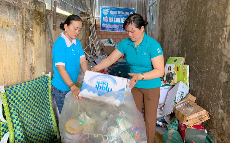 Hội LHPN thị trấn Phú Hòa (huyện Chư Păh, Gia Lai) thu gom phế liệu, rác thải nhựa, bán gây quỹ giúp đỡ trẻ em, phụ nữ nghèo