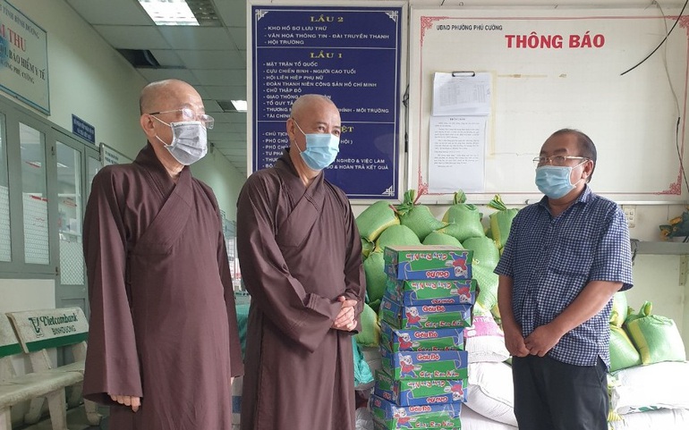 Đại diện Giáo hội Phật giáo tỉnh Bình Dương trao quà cho đại diện phường Phú Cường, TP Thủ Dầu Một, để phân phát cho người dân có hoàn cảnh khó khăn