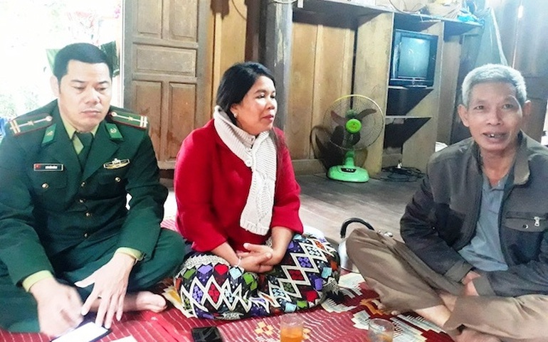 Đồng chí Hồ Thị Thoi trao đổi với người dân trong xã