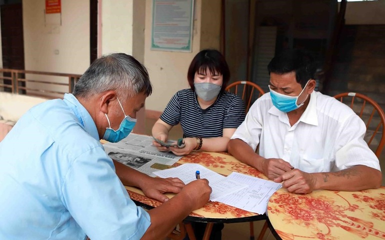 Chi trả tiền hỗ trợ cho hộ nghèo gặp khó khăn do Covid-19. Ảnh minh họa Chi trả tiền hỗ trợ cho hộ nghèo gặp khó khăn do Covid-19. Ảnh minh họa