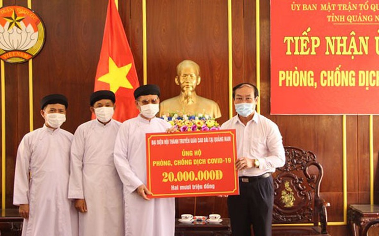 Đại diện Hội thánh Truyền giáo Cao Đài tại Quảng Nam trao ủng hộ 20 triệu đồng phòng chống dịch bệnh Covid-19