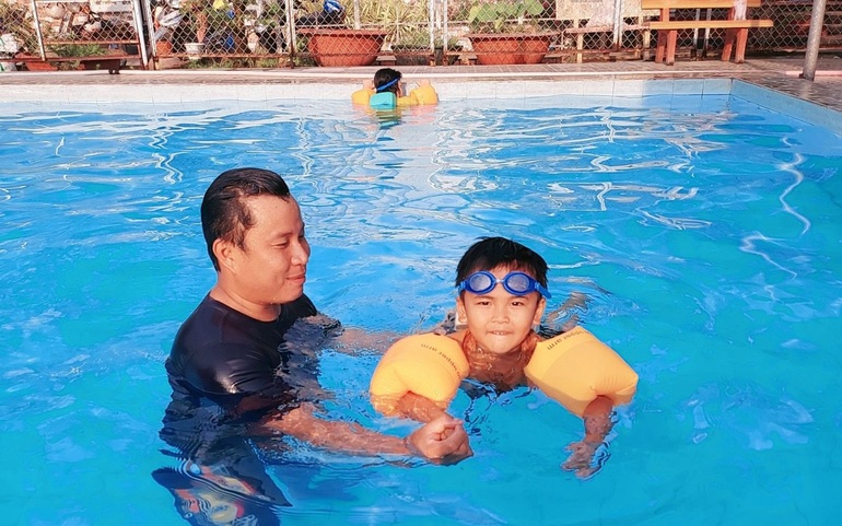 Dạy bơi cho trẻ em để bảo vệ sự an toàn cho trẻ. Ảnh TL: Kiên Định