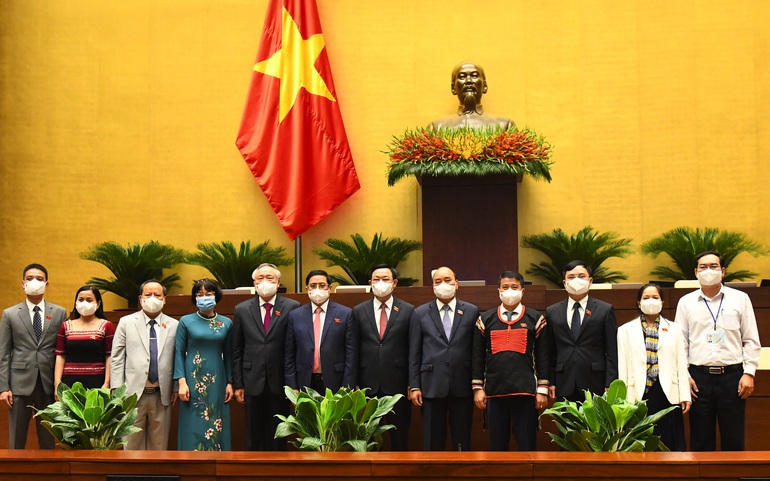ĐBQH người dân tộc thiểu số chụp ảnh lưu niệm cùng lãnh đạo Đảng, Nhà nước và Chính phủ tại phiên khai mạc  kỳ họp thứ nhất, Quốc hội khóa XV, sáng 20/7. Ảnh: Quochoi.vn