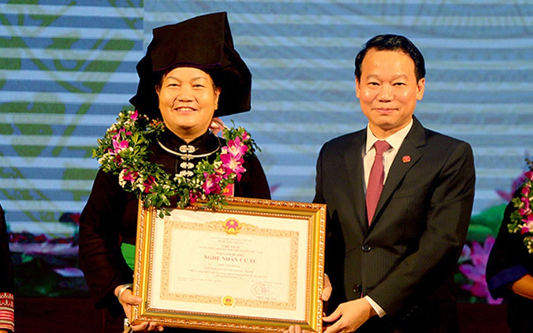 Lãnh đạo UBND tỉnh Yên Bái trao bằng cộng nhận danh hiệu Nghệ nhân ưu tú cho nghệ nhân Điêu Thị Xiêng
