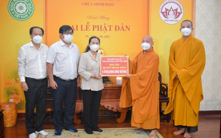 Hòa thượng Thích Thiện Nhơn thay mặt Trưng ưng Giáo hội Phật giáo Việt Nam trao tặng 6 máy thở đa năng trị giá hơn 4 tỉ đồng cho TPHCM. Ảnh: Giáo hội Phật giáo Việt Nam