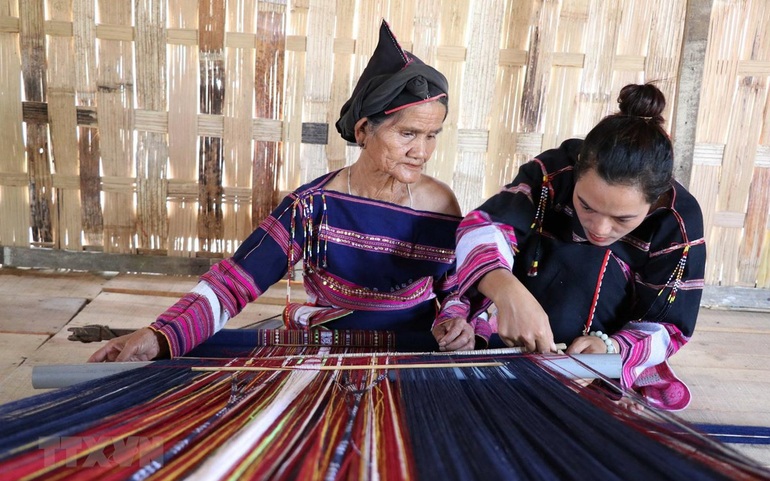 Phụ nữ làng dệt Pơ Nang, xã Tú An tham gia dệt thổ cẩm. Ảnh: Hồng Điệp
