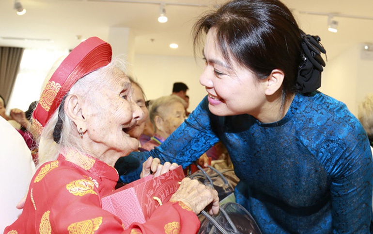 Chủ tịch Hội LHPN Việt Nam Hà Thị Nga tặng quà tri ân Mẹ Việt Nam Anh hùng tham dự buổi gặp mặt nhân kỷ niệm 73 năm Ngày Thương binh - Liệt sĩ (27/7/1947 - 27/7/2020) Chủ tịch Hội LHPN Việt Nam Hà Thị Nga tặng quà tri ân Mẹ Việt Nam Anh hùng tham dự buổi gặp mặt nhân kỷ niệm 73 năm Ngày Thương binh - Liệt sĩ (27/7/1947 - 27/7/2020)