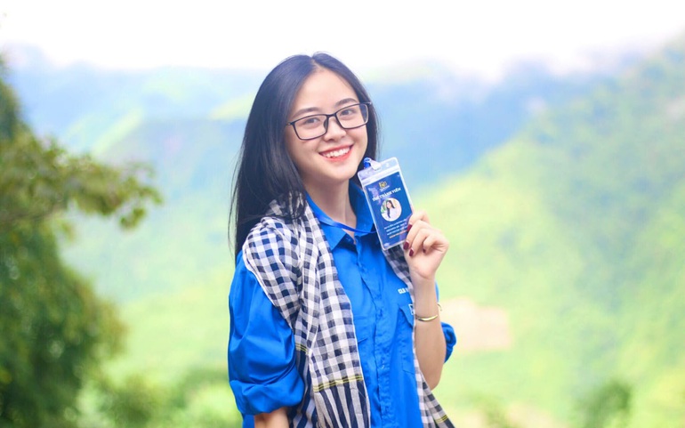Dương Liễu trong chuyến tình nguyện mùa thu năm 2020 tại Yên Bái Dương Liễu trong chuyến tình nguyện mùa thu năm 2020 tại Yên Bái
