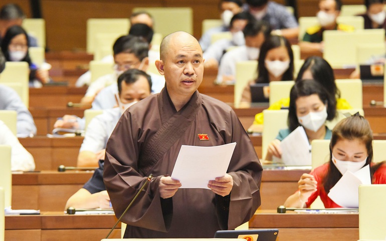 Thượng tọa Thích Đức Thiện, Phó Chủ tịch - Tổng Thư ký Hội đồng Trị sự Giáo hội Phật giáo Việt Nam phát biểu thảo luận tại Quốc hội ngày 27/7. Ảnh: Quochoi.vn
