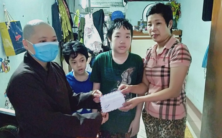 Đại diện chùa Kim Liên trao quà cho mẹ con chị Nguyễn Thu Hương Đại diện chùa Kim Liên trao quà cho mẹ con chị Nguyễn Thu Hương