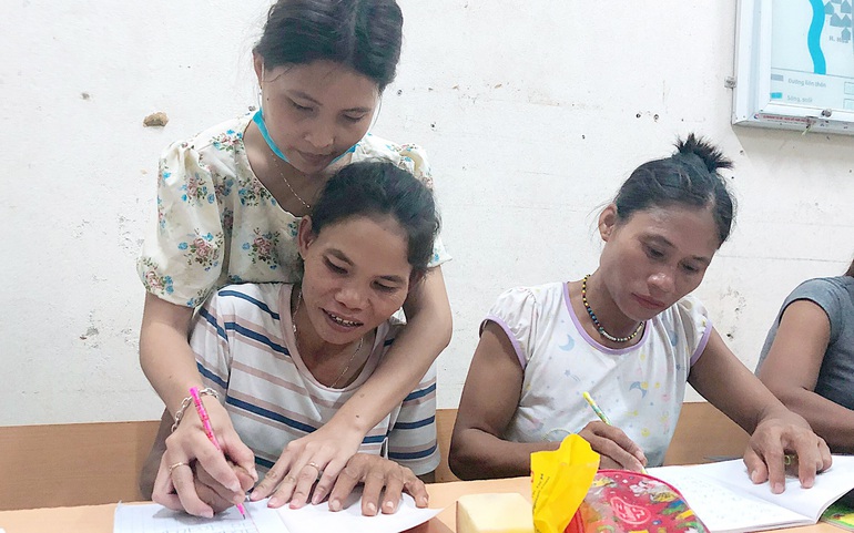Lớp học xóa mù chữ cho phụ nữ Krông Klang, huyện Đakrông, tỉnh Quảng Trị