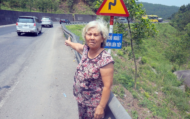 Bà  Nguyễn Thị Quảng chỉ những nơi xảy ra tai nạn  trên đèo Phước Tượng
