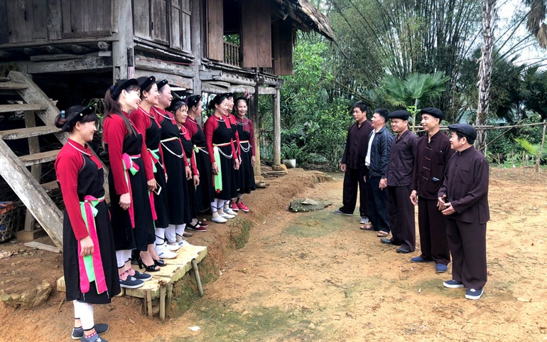 Đồng bào dân tộc Cao Lan hát Sình ca