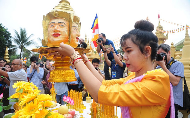 Đời sống văn hóa, tinh thần đồng bào Khmer sinh động, với nhiều lễ hội mang đậm dấu ấn văn hóa riêng và gắn bó mật thiết với đời sống tín ngưỡng. Ảnh minh họa