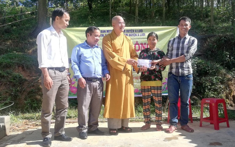 Giáo hội Phật giáo Việt Nam huyện A Lưới hỗ trợ 50 triệu đồng cho gia đình vợ chồng ông Hồ Xuân Nhật. Ảnh: H.Phúc