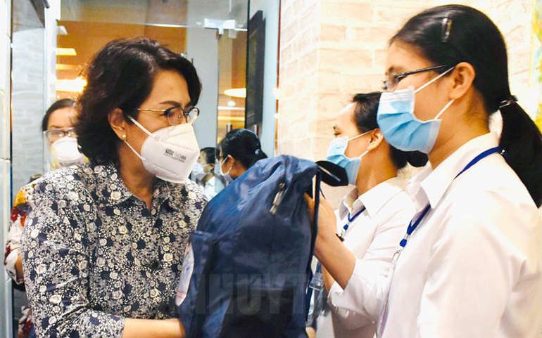 Chủ tịch Ủy ban MTTQ Việt Nam TPHCM Tô Thị Bích Châu (trái) động viên các tình nguyện viên Công giáo Chủ tịch Ủy ban MTTQ Việt Nam TPHCM Tô Thị Bích Châu (trái) động viên các tình nguyện viên Công giáo