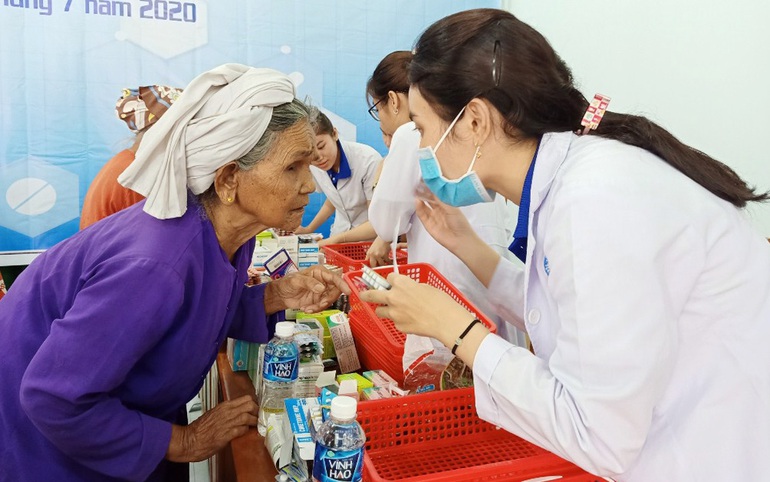 Khám chữa bệnh, cấp phát thuốc miễn phí cho đồng bào dân tộc Chăm ở Bình Thuận. Ảnh minh họa