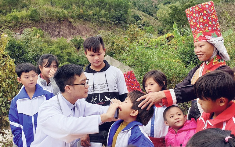 Bác sĩ kiểm tra sức khỏe cho trẻ em DTTS thôn Ngàn Vàng, xã Đồng Tâm, huyện Bình Liêu, Quảng Ninh. Ảnh minh họa