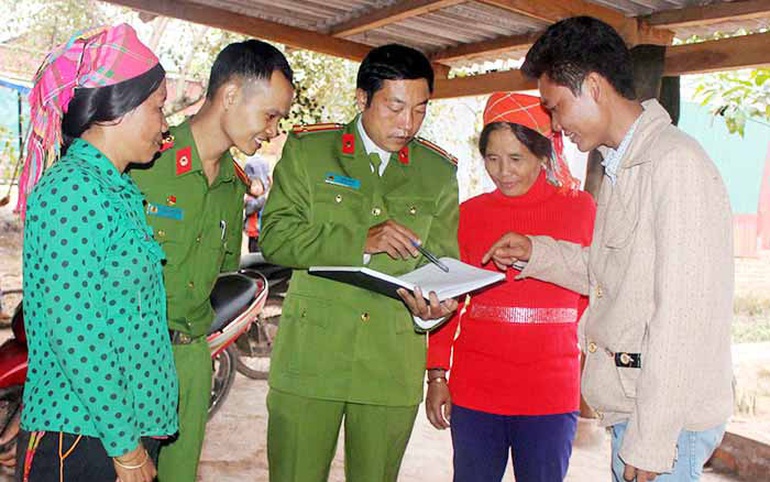 Lực lượng công an tuyên truyền cho người dân vùng cao các thủ đoạn của tội phạm mua bán người. Ảnh ST