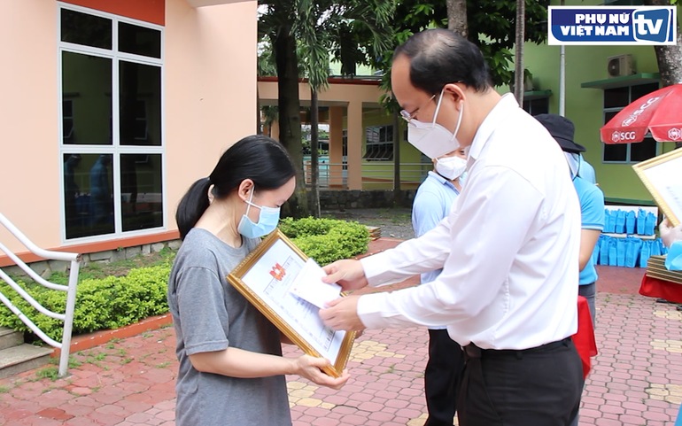 Ông Nguyễn Hồ Hải, Phó Bí thư Thành ủy TPHCM, trao giấy biểu dương và quà tặng cho tình nguyện viên 