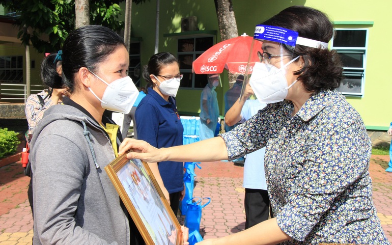 Bà Tô Thị Bích Châu (phải), Chủ tịch Ủy ban MTTQ Việt Nam TPHCM tặng giấy khen cho các tình nguyện viên