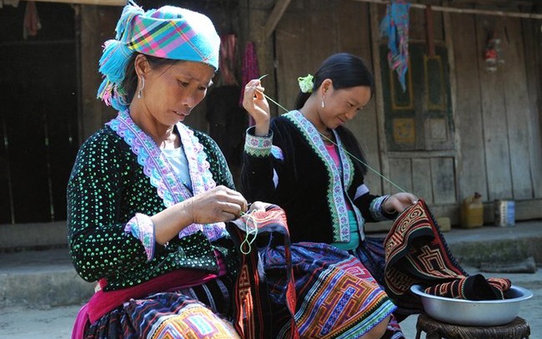 Phụ nữ dân tộc Mông ở xã Nùng Nàng, huyện Tam Đường (Lai Châu), phát triển nghề thêu, mang lại thu nhập ổn định. Ảnh minh họa: Nguyễn Đăng